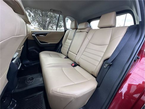 Used 2019 Toyota RAV4 XLE Premium image 16