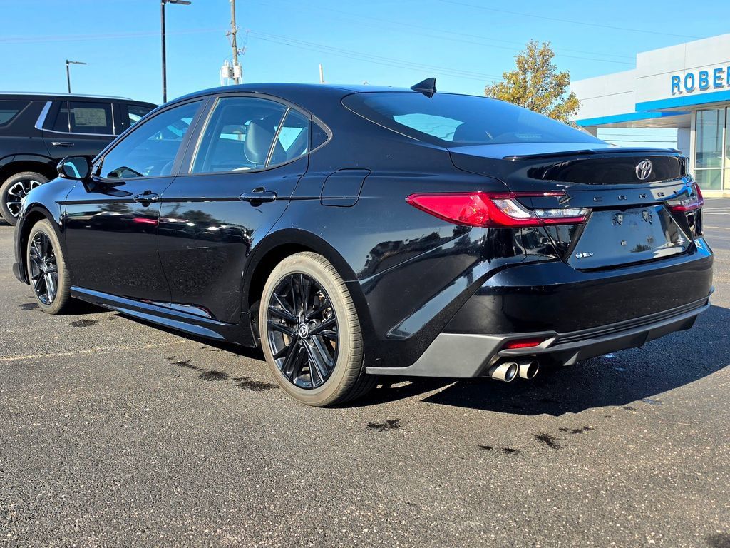 Used 2025 Toyota Camry SE FWD image 4