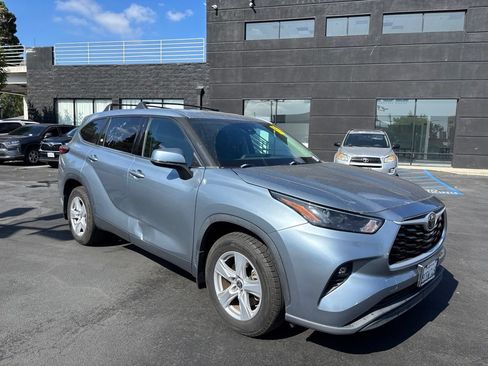 Used 2022 Toyota Highlander LE FWD image 2