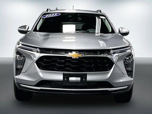 Used 2025 Chevrolet Trax LT FWD image 2