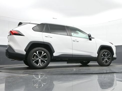 Used 2022 Toyota RAV4 LE FWD image 12