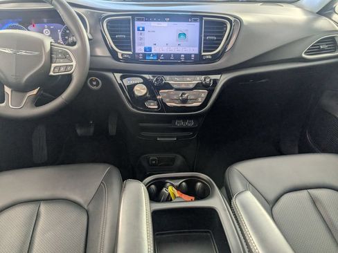 Used 2025 Chrysler Pacifica Select FWD image 24