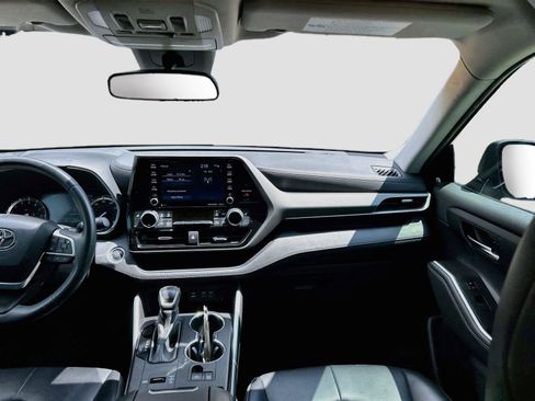 Used 2022 Toyota Highlander XLE FWD image 20