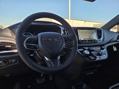 New 2026 Chrysler Pacifica Select image 12