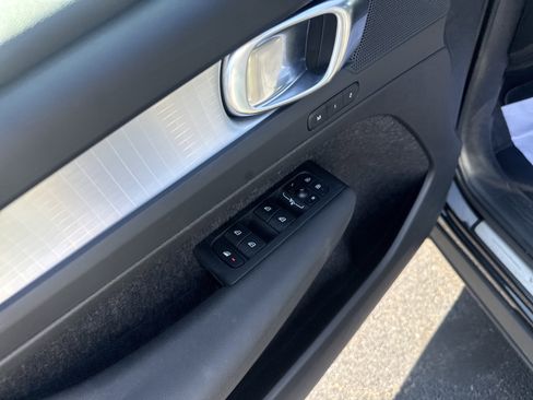 Used 2024 Volvo XC40 B5 Core image 16