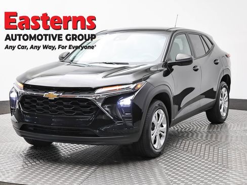 Used 2024 Chevrolet Trax LS FWD image 1