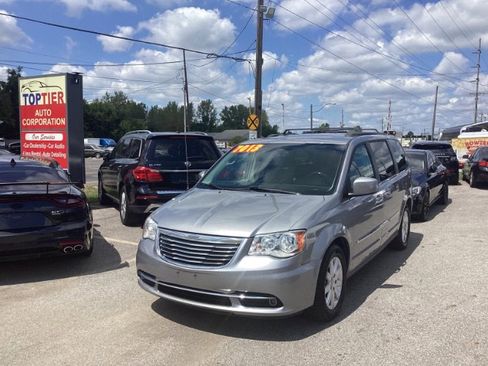 Used 2016 Chrysler Town & Country Touring image 1