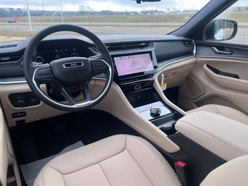 New 2026 Jeep Grand Cherokee Limited w/ Luxury Tech Group II image 17