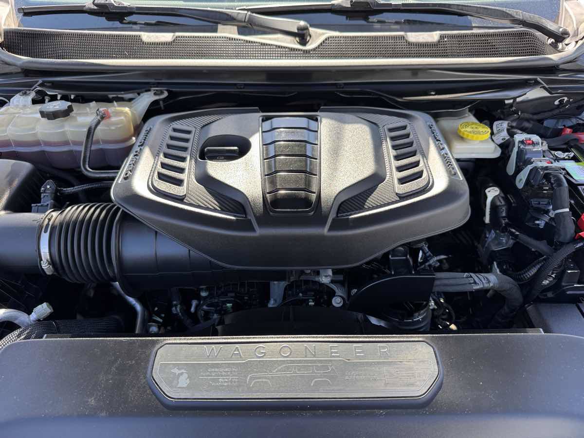 Used 2024 Jeep Wagoneer L Series II RWD image 9