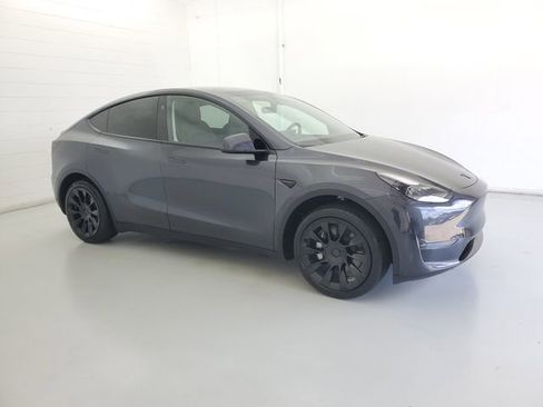 Used 2024 Tesla Model Y 2WD image 4