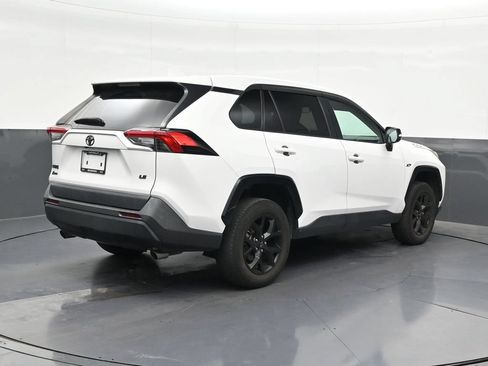 Used 2022 Toyota RAV4 LE FWD image 5