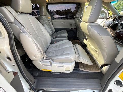 Used 2011 Toyota Sienna Limited image 30