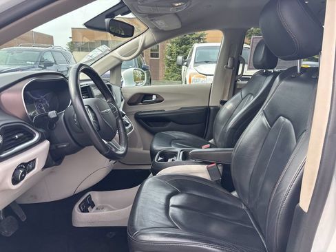 Used 2018 Chrysler Pacifica Touring-L FWD image 10