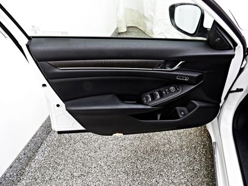 Used 2018 Honda Accord Touring image 7