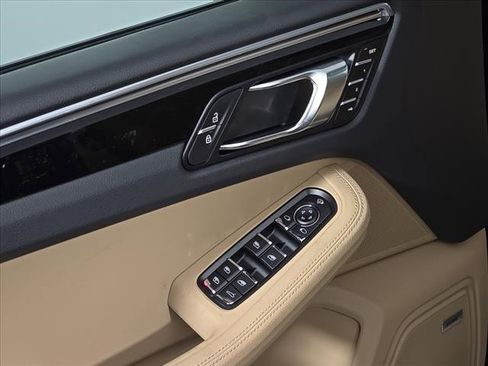 Certified 2025 Porsche Macan image 13
