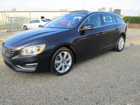 Used 2017 Volvo V60 T5 Premier w/ Convenience Package image 2