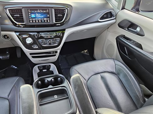 Used 2020 Chrysler Pacifica Touring-L image 13