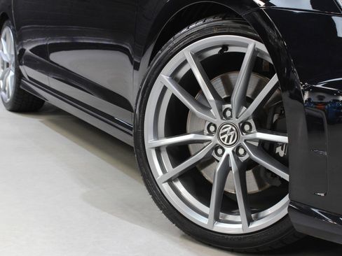 Used 2017 Volkswagen Golf R 4-Door image 15