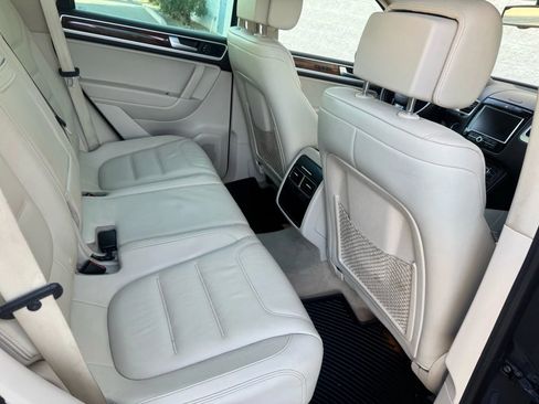 Used 2014 Volkswagen Touareg TDI image 17