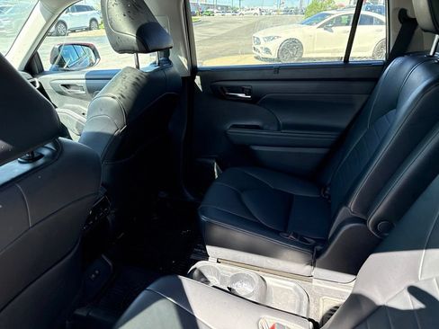 Used 2021 Toyota Highlander XLE AWD/4WD image 23