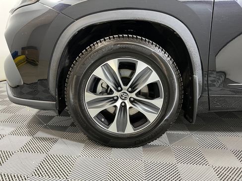 Used 2022 Toyota Highlander XLE image 9