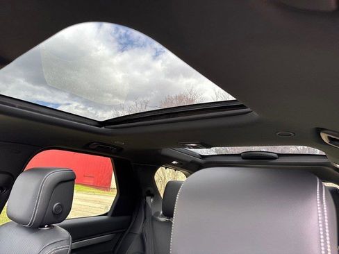 Used 2025 Land Rover Discovery Dynamic SE image 4