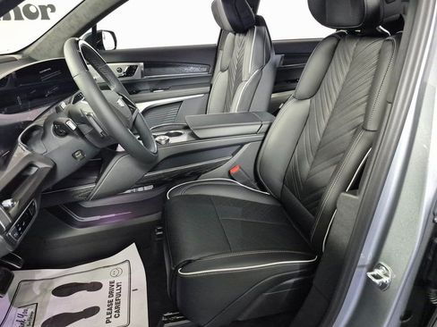 New 2026 Cadillac Vistiq Platinum w/ LPO, Floor Liner Package image 19