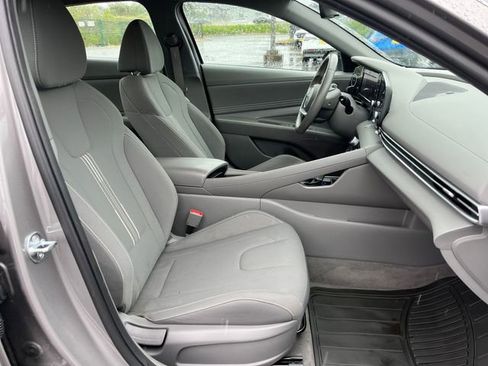 Used 2022 Hyundai Elantra SEL w/ Convenience Package FWD image 9