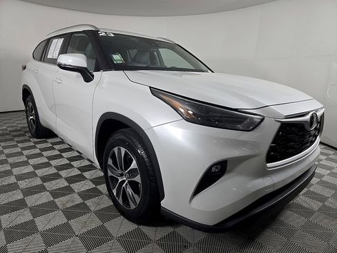 Used 2023 Toyota Highlander XLE image 4