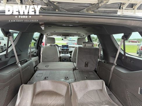 Used 2022 Chevrolet Suburban Z71 w/ Off-Road Capability Package AWD/4WD image 35