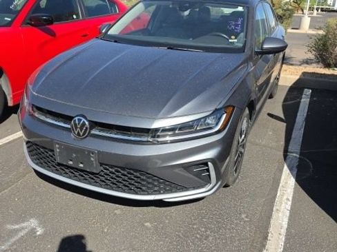 Used 2025 Volkswagen Jetta SE FWD image 1