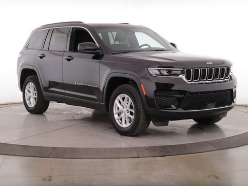 Used 2025 Jeep Grand Cherokee Laredo X AWD/4WD image 2