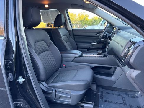 Used 2025 Nissan Pathfinder SV image 39