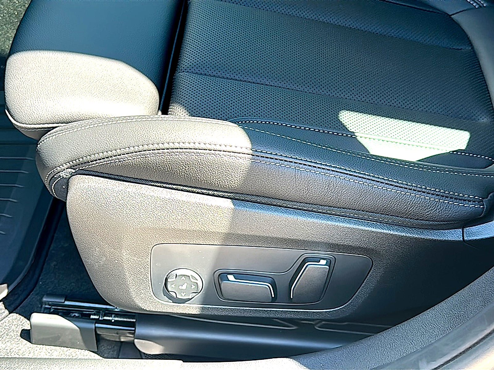 New 2026 BMW 330i Sedan w/ Premium Package RWD image 12