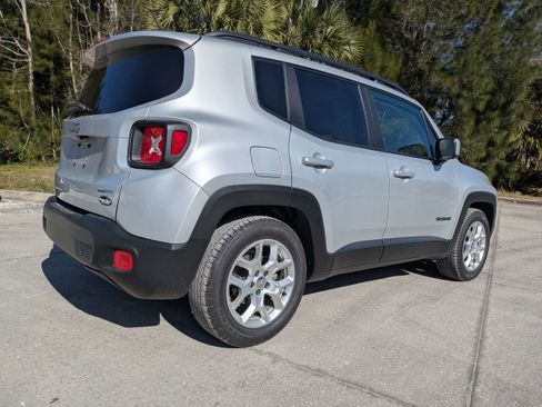 Used 2017 Jeep Renegade Latitude image 4