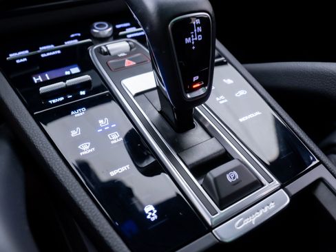 Certified 2022 Porsche Cayenne Platinum Edition image 27