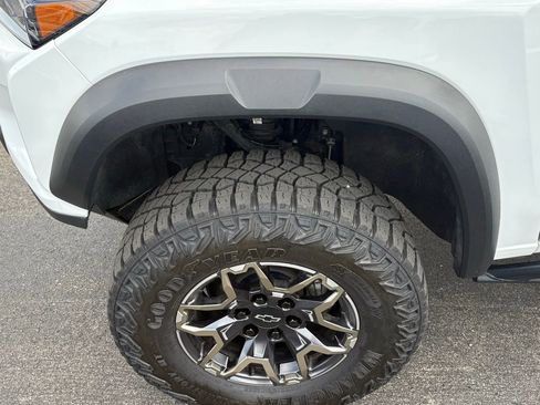 Used 2024 Chevrolet Colorado ZR2 w/ Technology Package AWD/4WD image 7