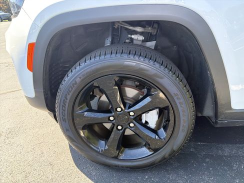Used 2025 Jeep Grand Cherokee Limited w/ Black Appearance Package AWD/4WD image 13