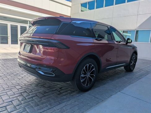 Used 2025 Lincoln Nautilus Premier image 4