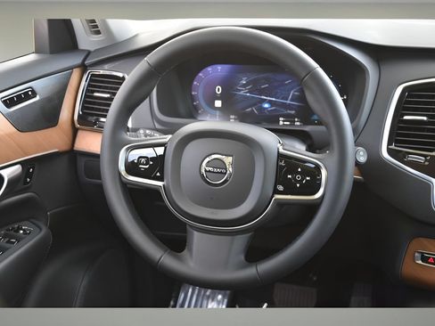 Used 2024 Volvo XC90 T8 Plus w/ Protection Package Premier AWD/4WD image 17