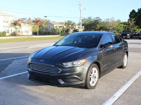 Used 2018 Ford Fusion SE image 1