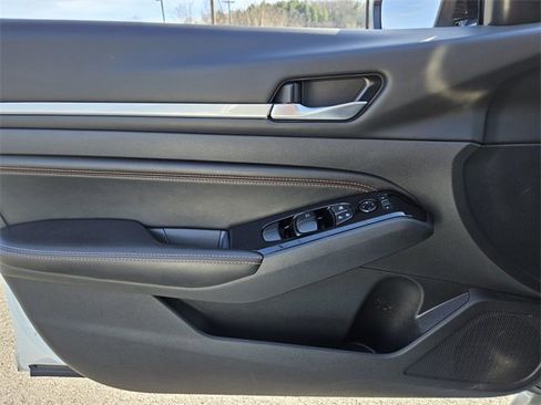 Used 2023 Nissan Altima 2.5 SR image 29