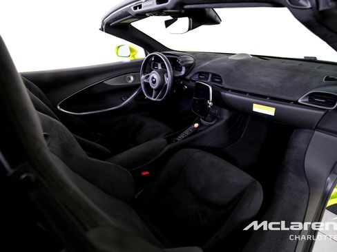 Used 2025 McLaren Artura Spider RWD image 20
