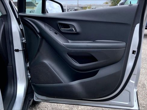 Used 2022 Chevrolet Trax LT w/ Driver Confidence Package image 21