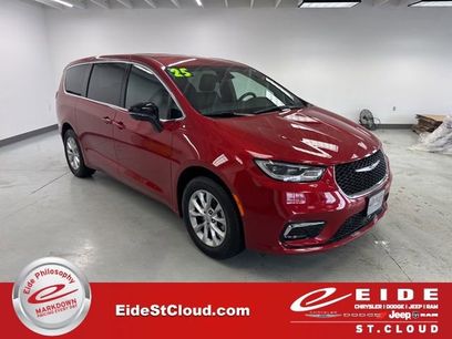 Used 2025 Chrysler Pacifica Select