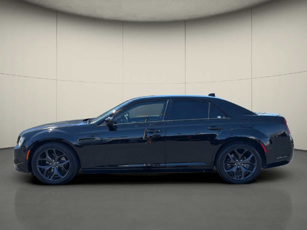 Used 2022 Chrysler 300 Touring w/ Sport Appearance Package RWD image 4