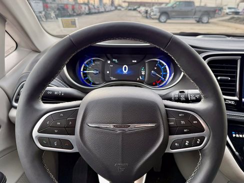 Used 2024 Chrysler Pacifica Select image 19