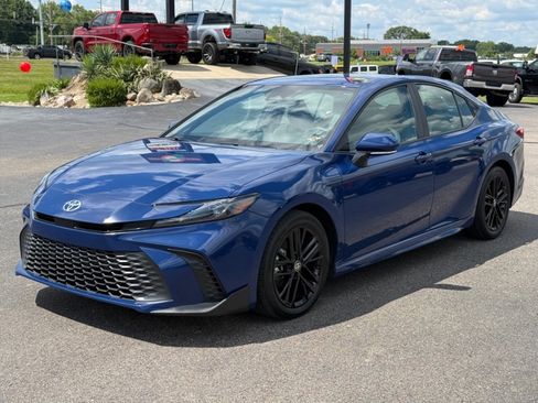 Used 2025 Toyota Camry SE FWD image 4