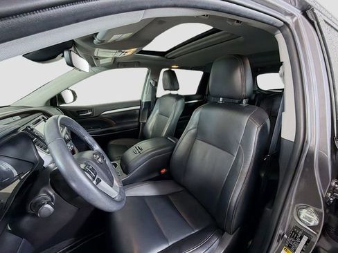 Used 2019 Toyota Highlander XLE AWD/4WD image 11