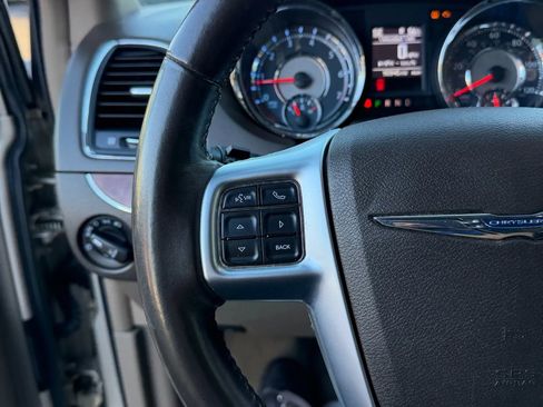 Used 2013 Chrysler Town & Country Touring image 22